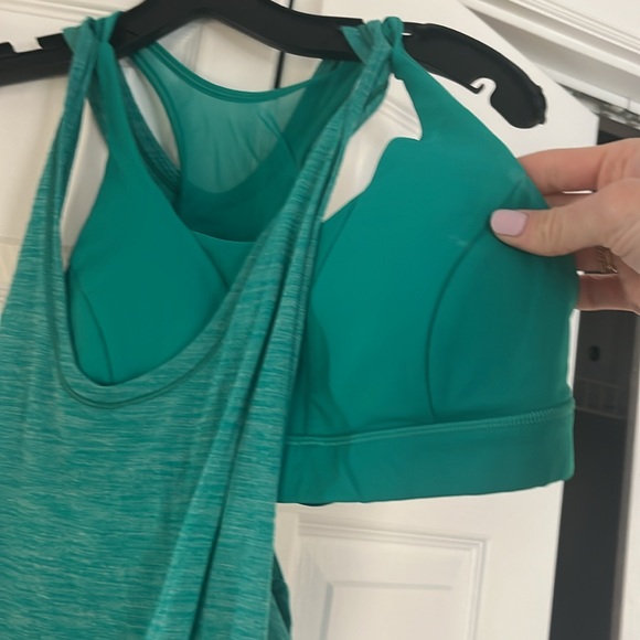 Teal lululemon tank with full interior bra size 6 - Picture 2 of 3